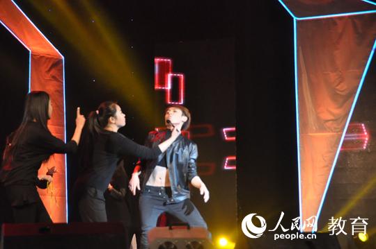 性感的着装，妖娆的舞姿，帅哥李昂迪首轮出场，便凭借舞蹈《I want something special》引起全场尖叫，成为昨晚最受期待的选手之一。