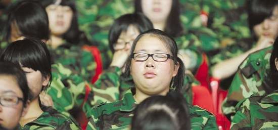 宁波工程学院大一新生的第一堂课，主题只有一个字：孝。