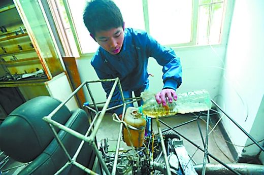 王伟在给汽车加油。